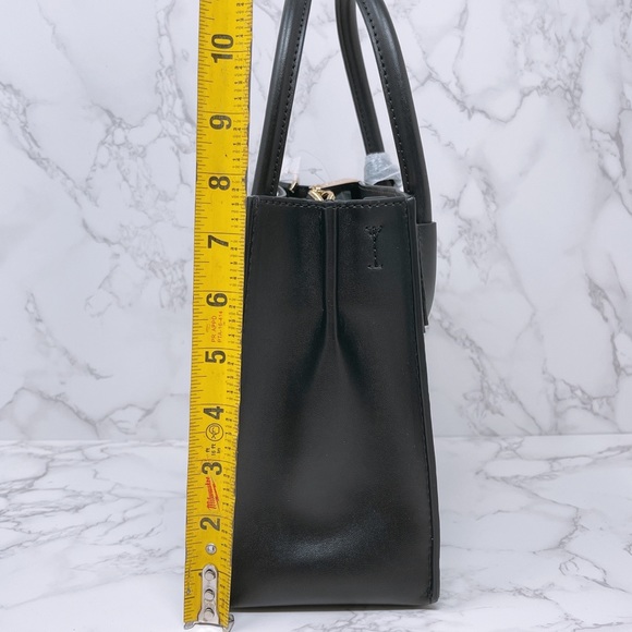 Michael Kors Mercer Medium Messenger - Picture 4 of 11